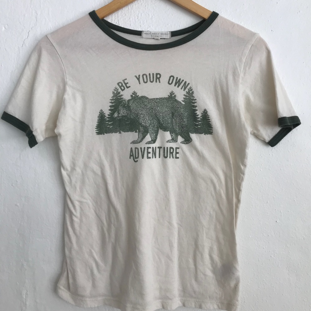 Crew neck graphic tee with green trimming